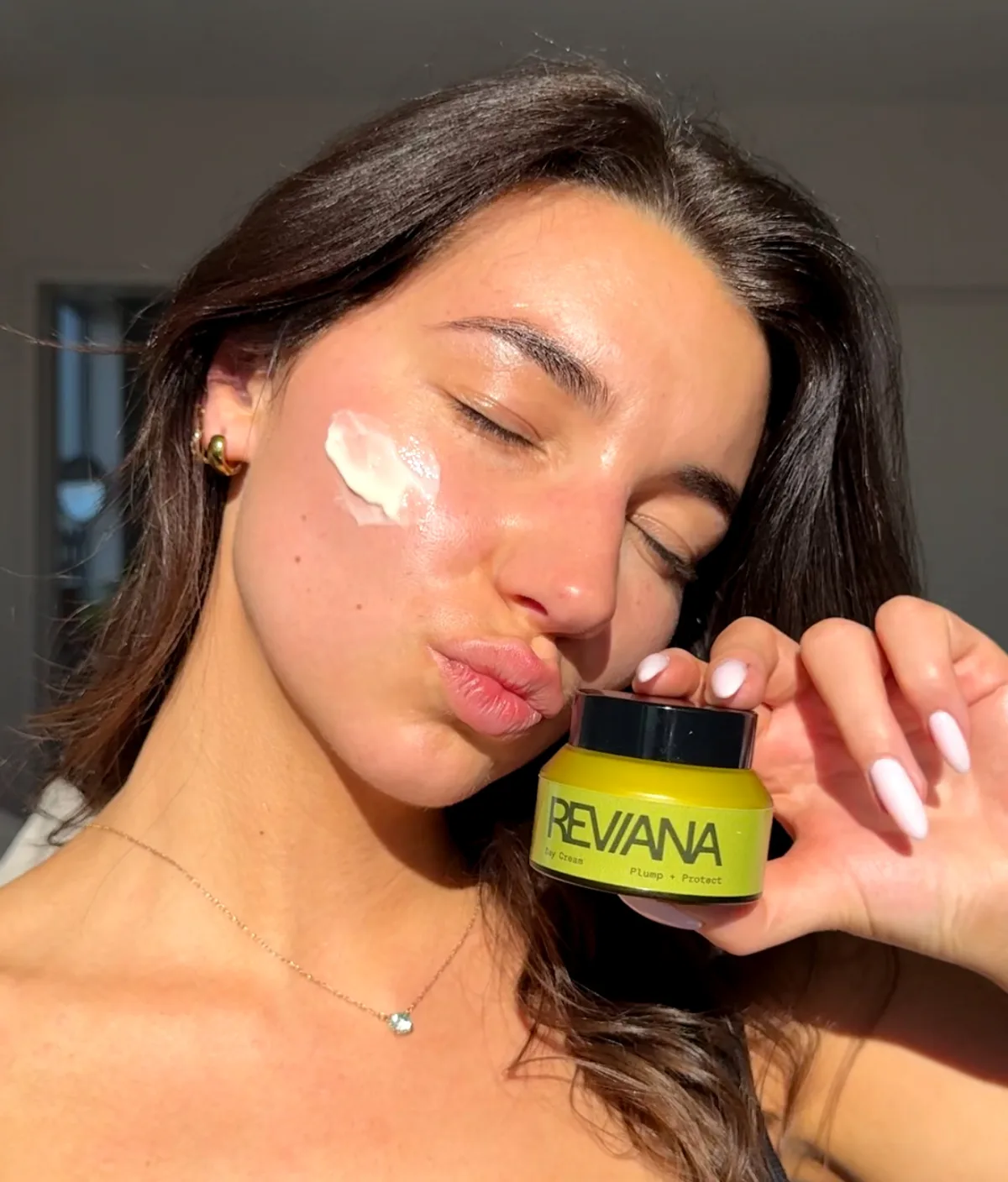 Reviana Day Cream in use