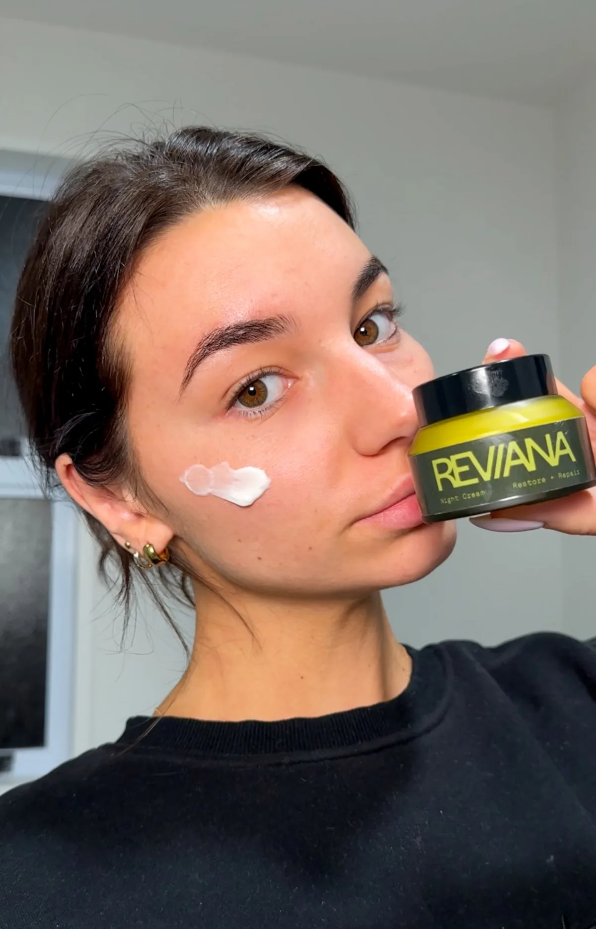 Reviana Night Cream in use