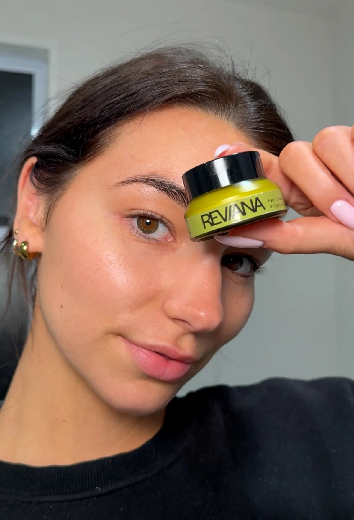 Reviana Eye Cream in use